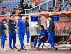 球员突破防守，实力直逼对手防线