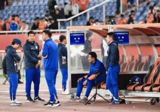 球员突破防守，实力直逼对手防线